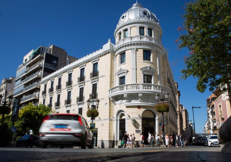Tres manos de pintura para la fachada más bella de Granada